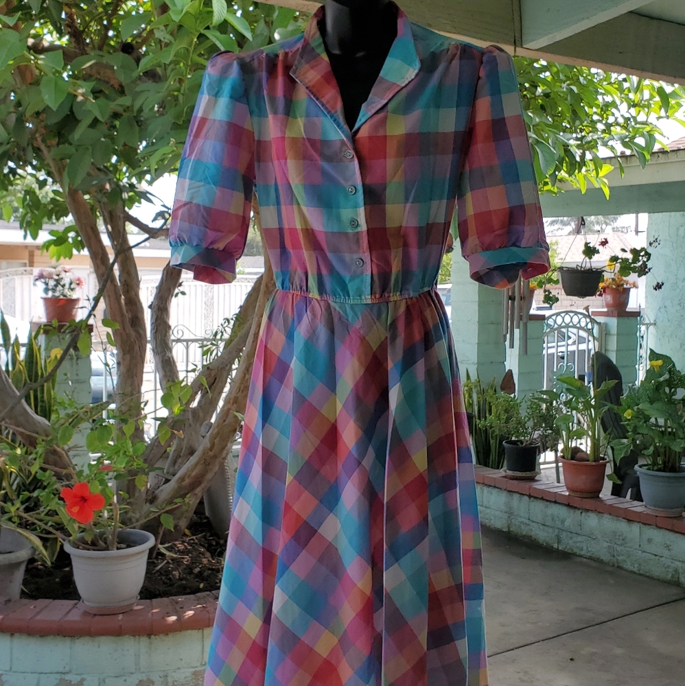 50s meets 80s in this vintage colorful dress!